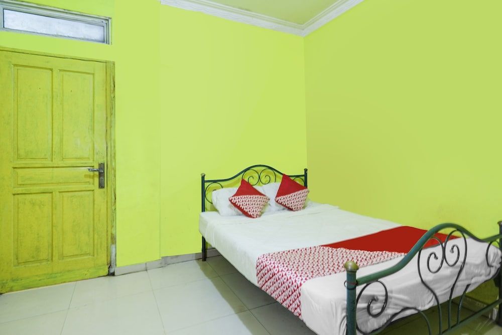 SPOT ON 91879 Emes Jaya HomestayNearSamsung Electronic Indonesia PT Economy Double Room 5