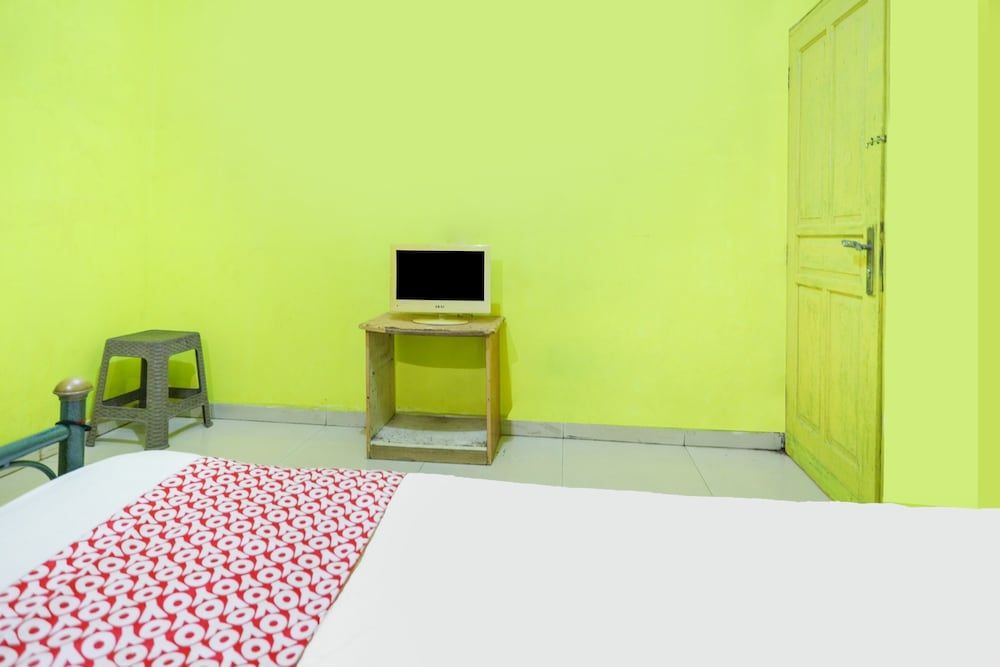 SPOT ON 91879 Emes Jaya HomestayNearSamsung Electronic Indonesia PT Economy Double Room 13