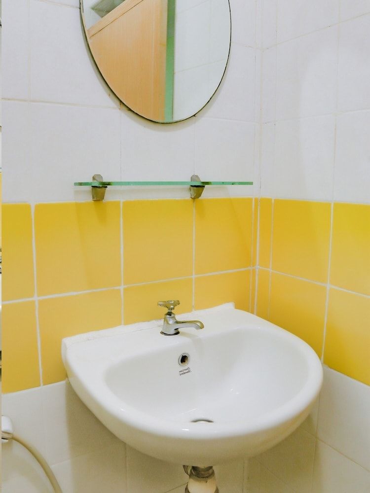 OYO 90269 Hotel Indorasa 2 Family Room 6