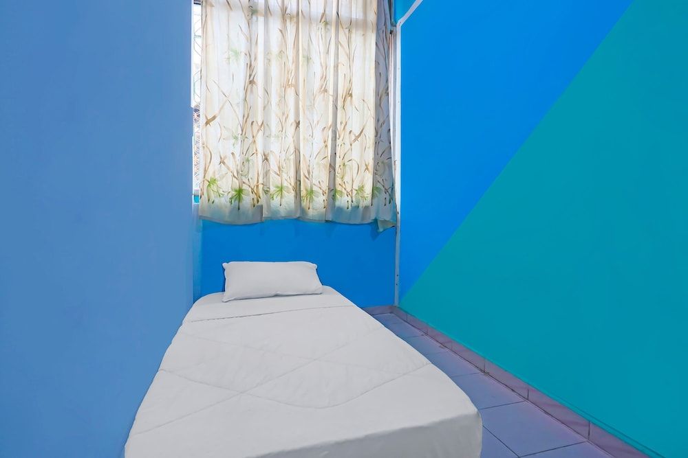 undefined OYO 92248 Kurnia ShangrilaNearNagoya Hill Shopping Mall 2