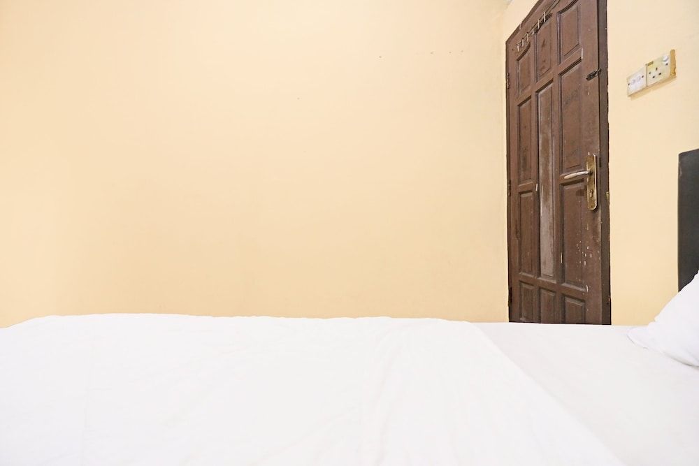 SPOT ON 92323 Ririn Homestay Double Room 8