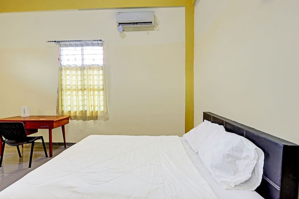 Collection O 91499 John Lebron House Deluxe Double Room 11