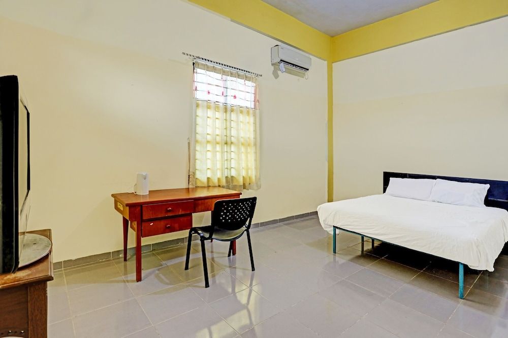 Collection O 91499 John Lebron House Deluxe Double Room 12