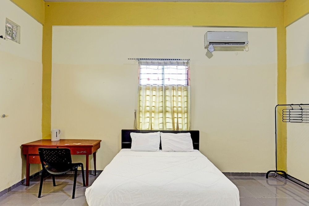 Collection O 91499 John Lebron House Deluxe Double Room 10