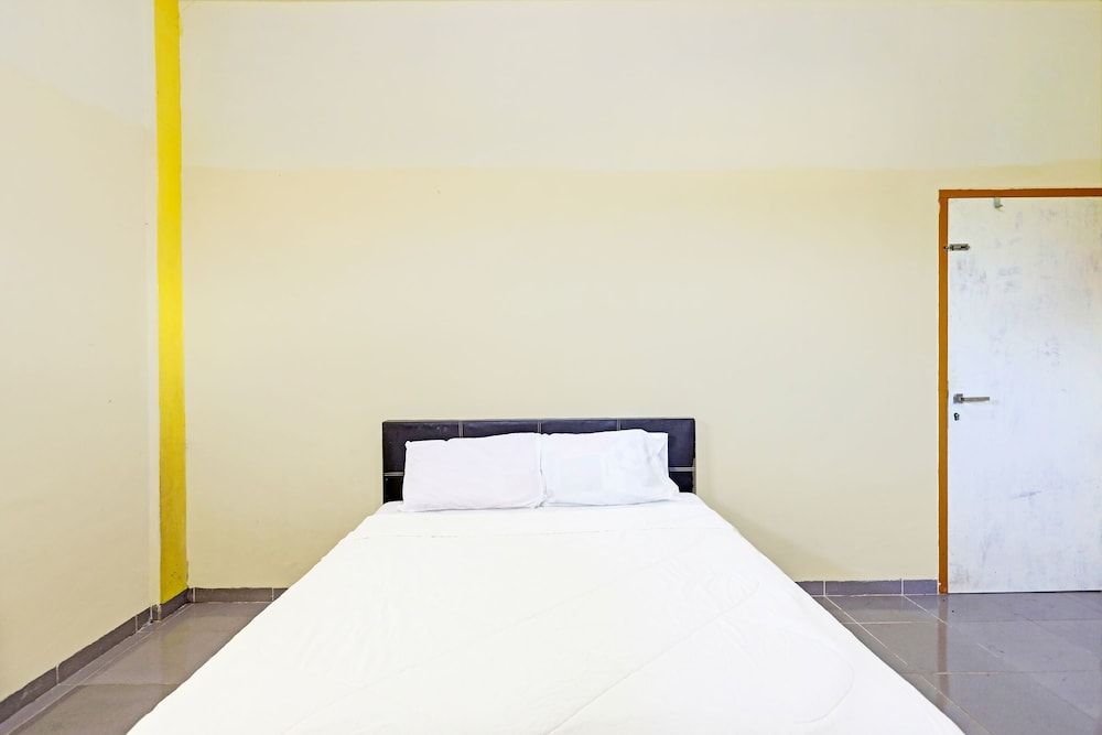 Collection O 91499 John Lebron House Deluxe Double Room 13