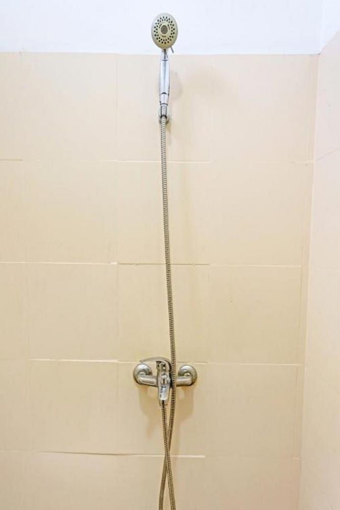 Collection O 91499 John Lebron House Deluxe Double Room 14