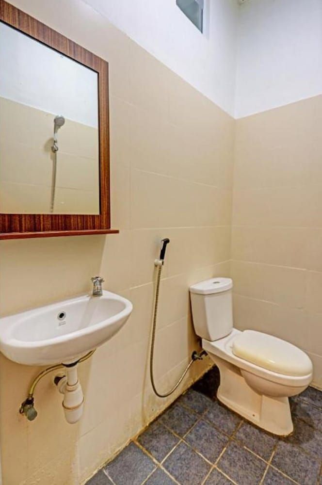 Collection O 91499 John Lebron House Deluxe Double Room 16