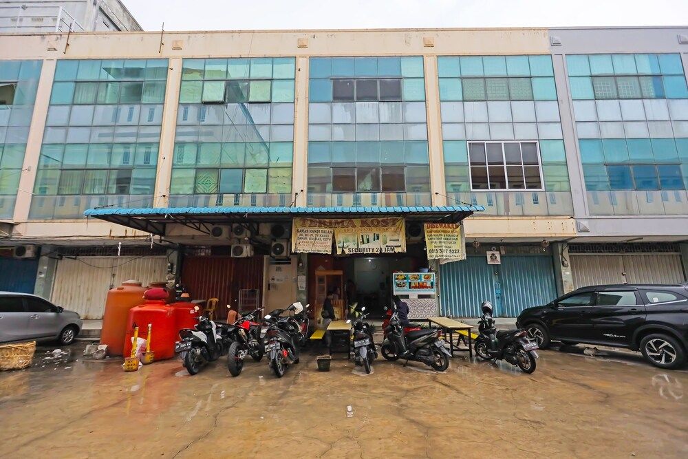 undefined OYO 92451 Hasan House Syariah 2NearVihara Budhi Bhakti 4