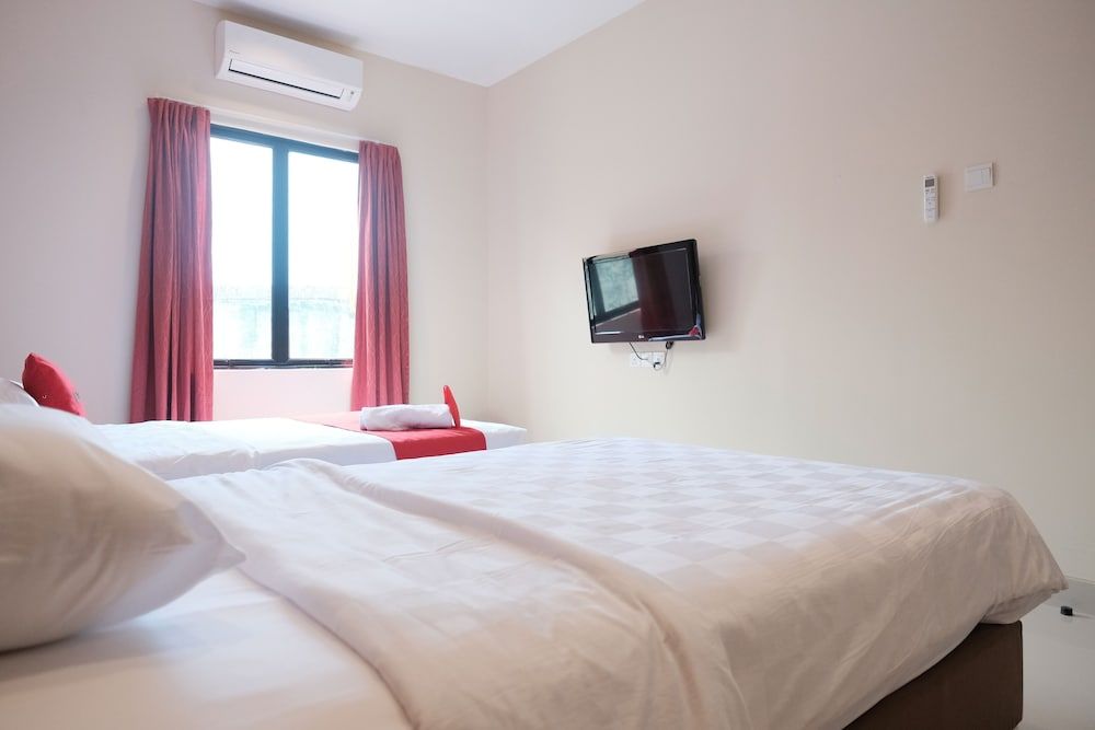 RedDoorz Plus near Ferry Terminal Batam Center Twin Room 3