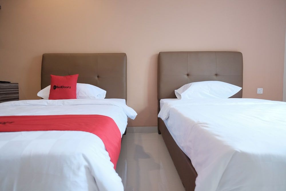 RedDoorz Plus near Ferry Terminal Batam Center Twin Room 4