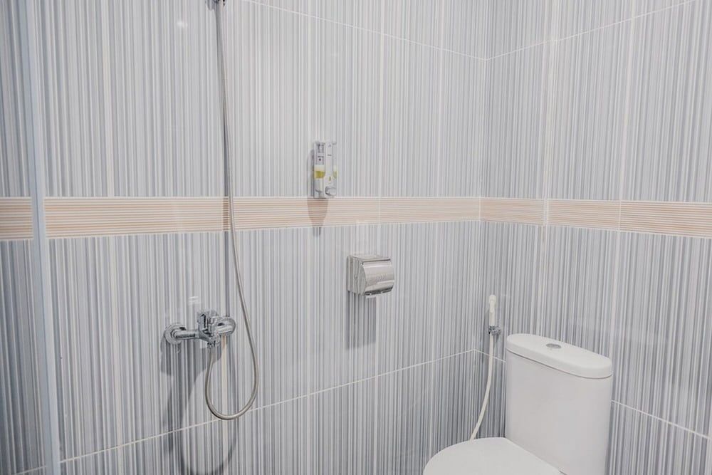 RedDoorz near Nagoya HIll Batam 4 Premium Room (RedDoorz) 8