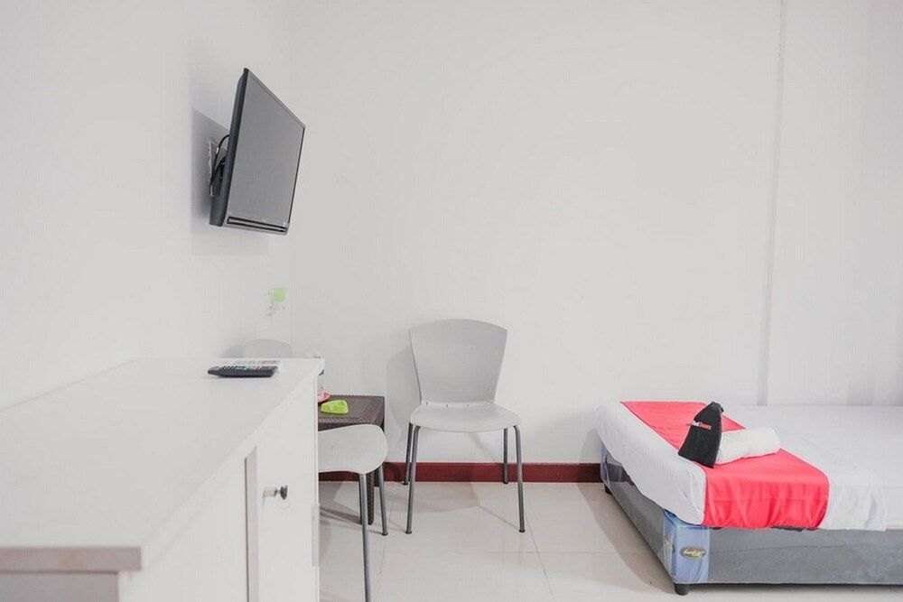 RedDoorz near Nagoya HIll Batam 4 Double Room (RedDoorz) 8