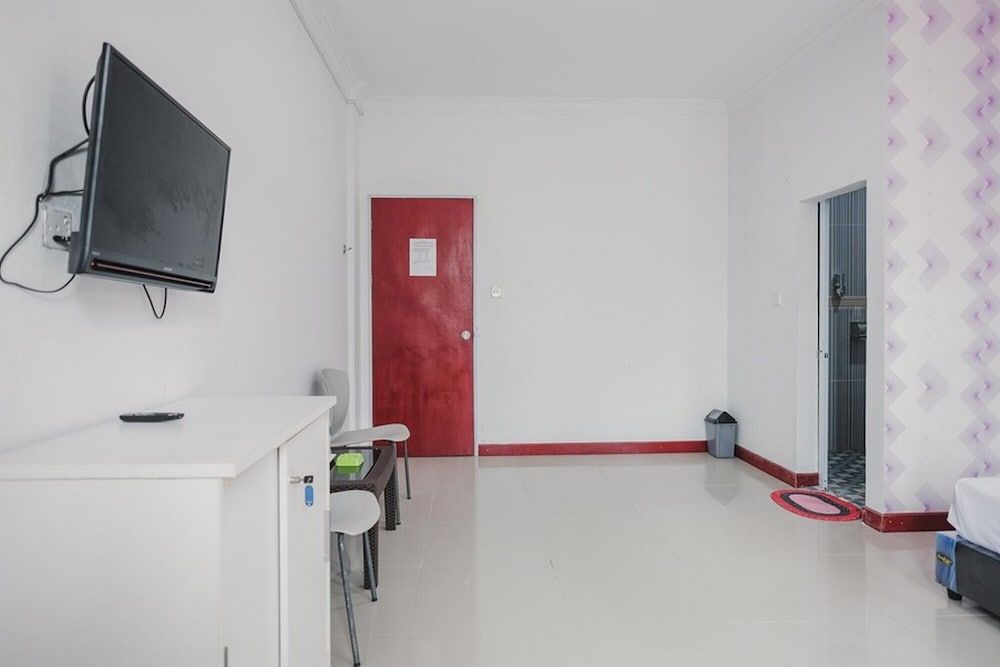 RedDoorz near Nagoya HIll Batam 4 Premium Room (RedDoorz) 6