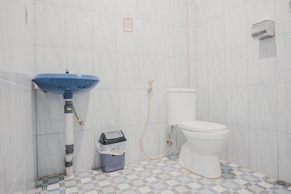 RedDoorz near Nagoya HIll Batam 4 Double Room (RedDoorz) 9