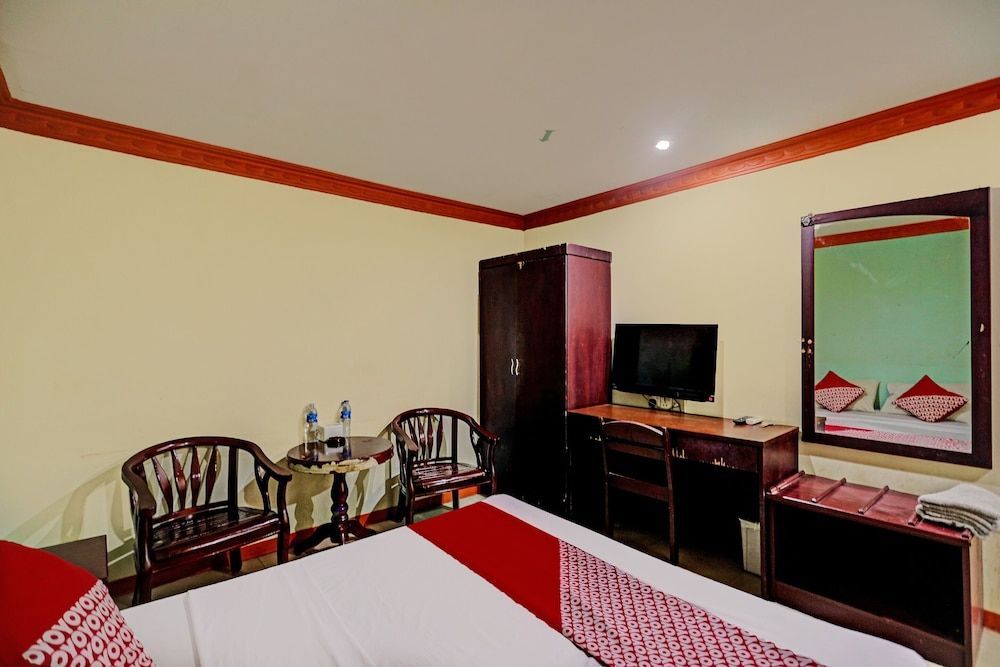 OYO 92402 City View Hotel Deluxe Double Room 2