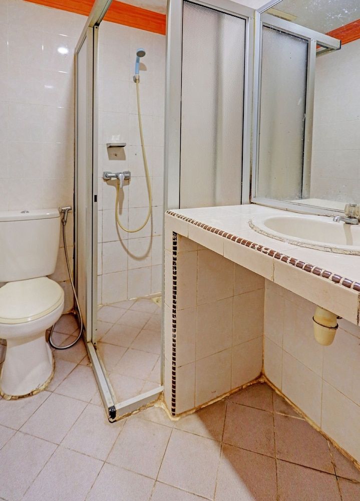 OYO 92402 City View Hotel Standard Double Room 4