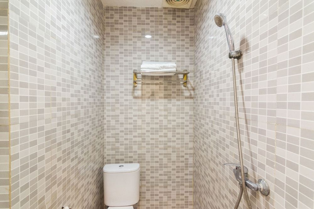 OYO 1635 New Star hotel Deluxe Twin Room 6