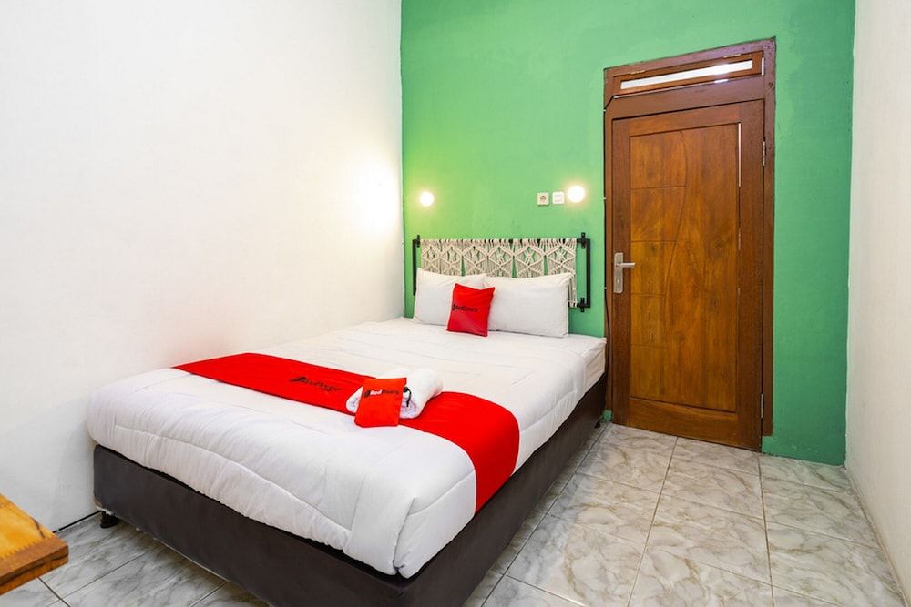 Double Room (RedDoorz)