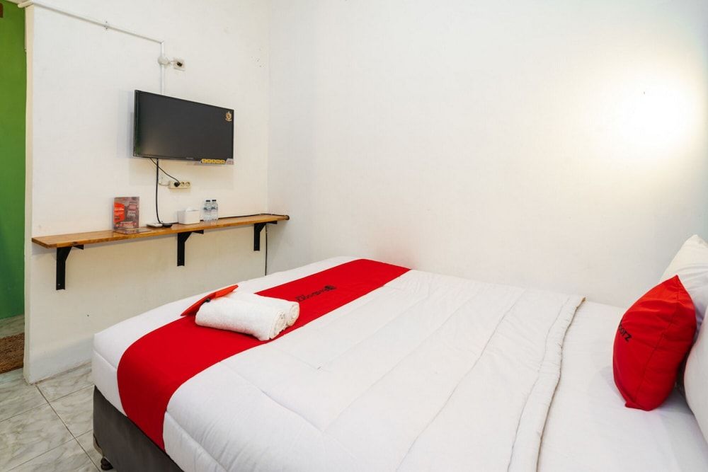 Double Room (RedDoorz)
