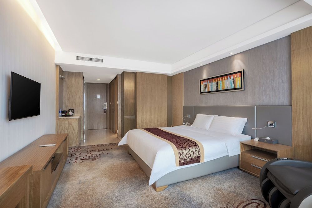 Guangzhou Pearl River International Hotel (Yijing Lu Metro Station)