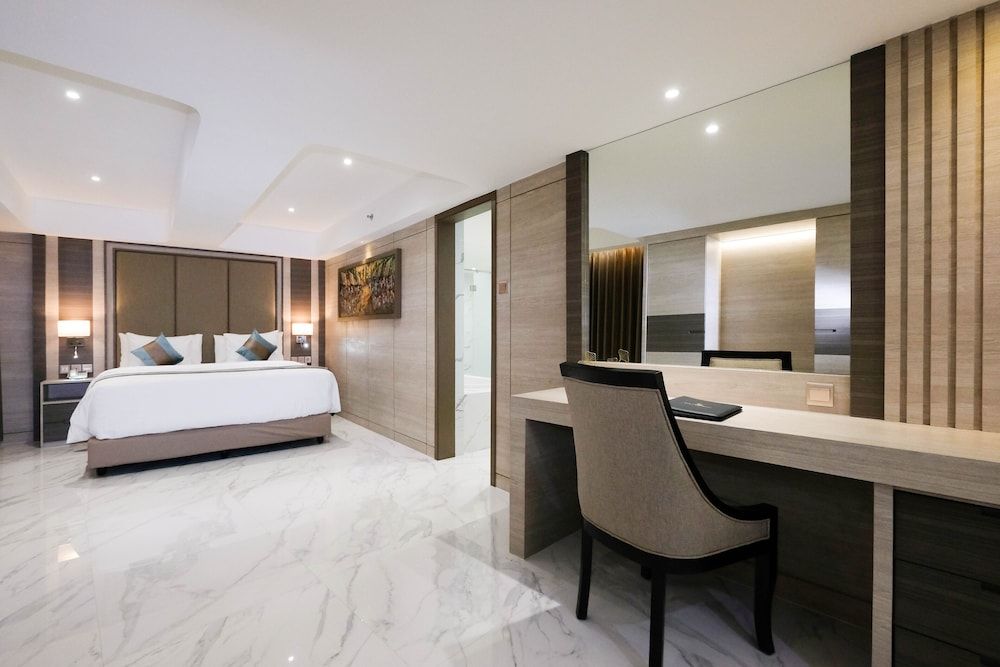 Junior Studio Suite, 1 King Bed, Non Smoking, Pool View