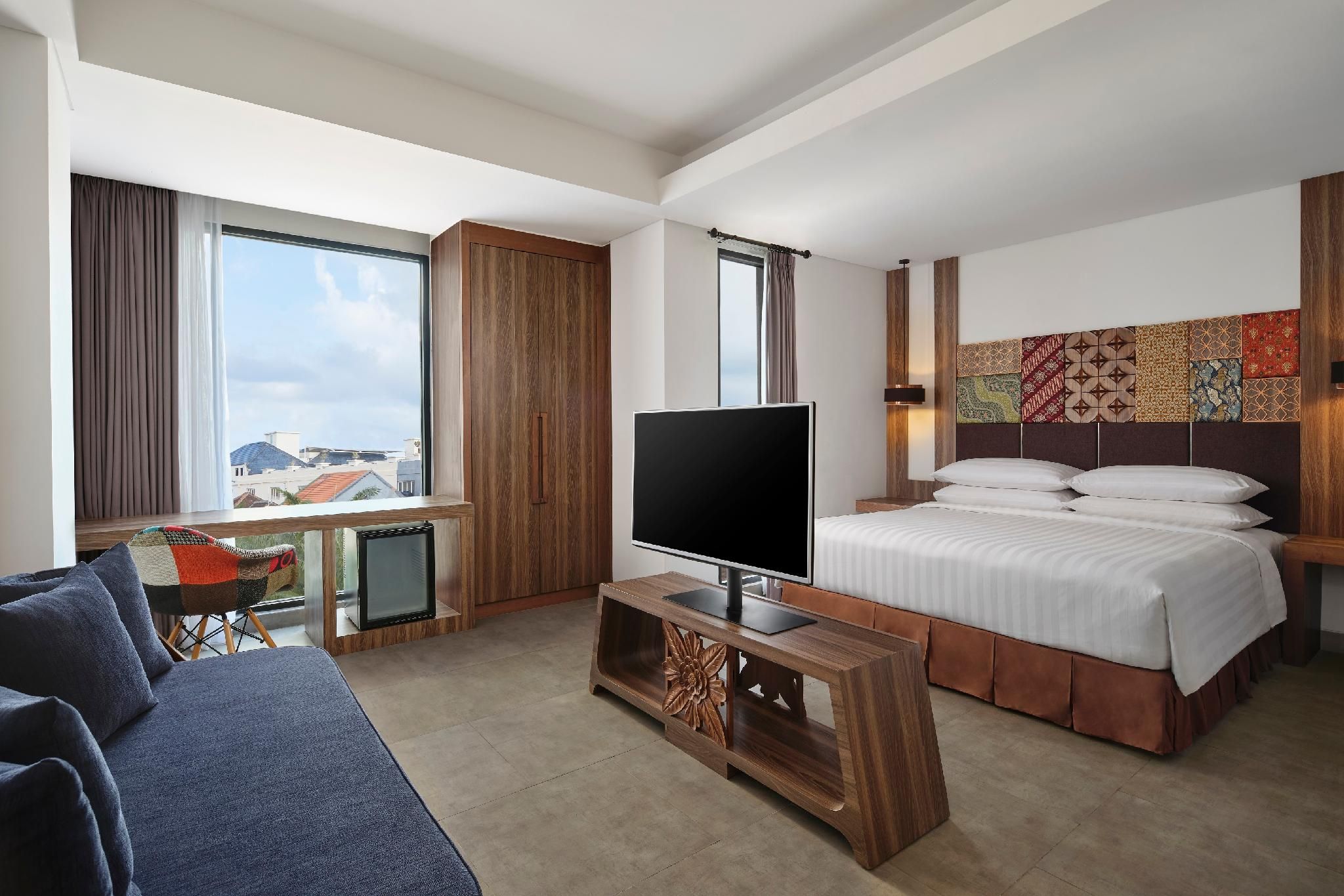 Deluxe Guest room, 1 King, City view, with Bathtub