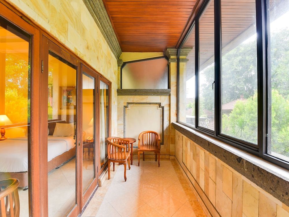 Super OYO Townhouse Oak Maxi Hotel Legian Deluxe Double Room 6