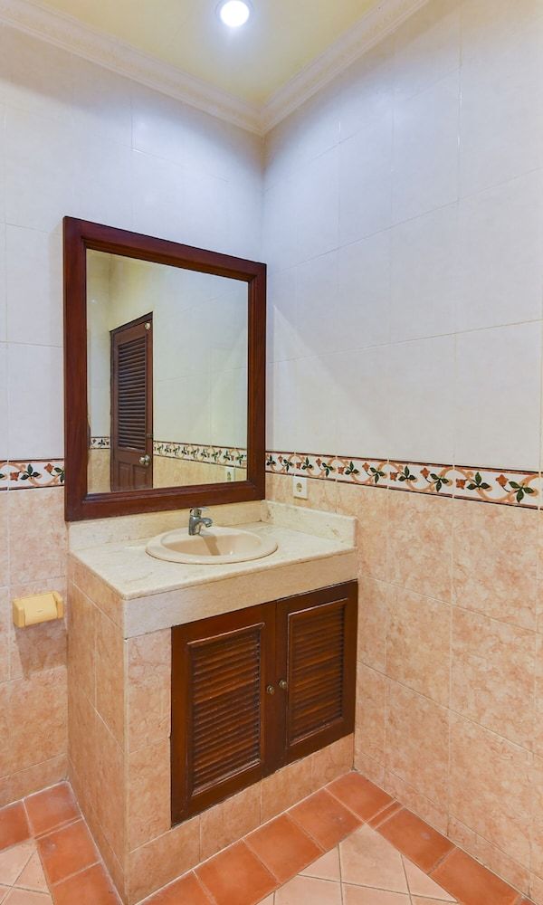 Super OYO Townhouse Oak Maxi Hotel Legian Deluxe Double Room 8