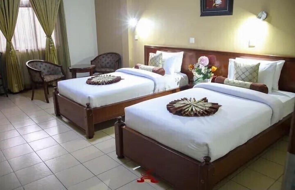 undefined Hennessis Hotel 4