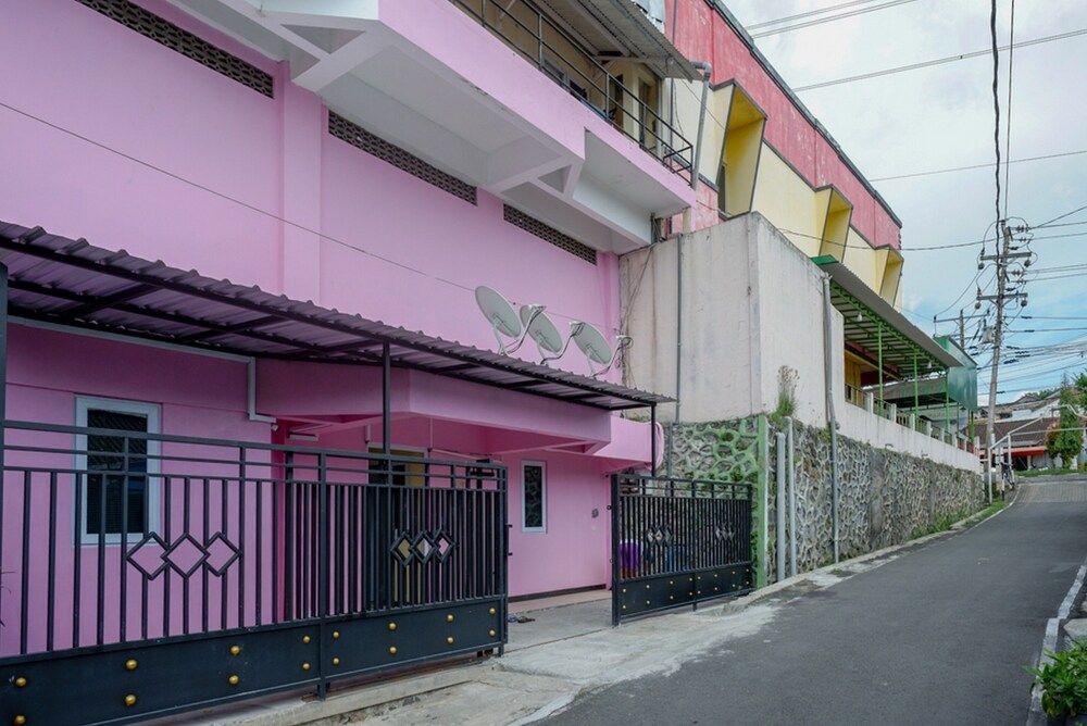 RedDoorz @ Jalan Gatot Subroto Semarang