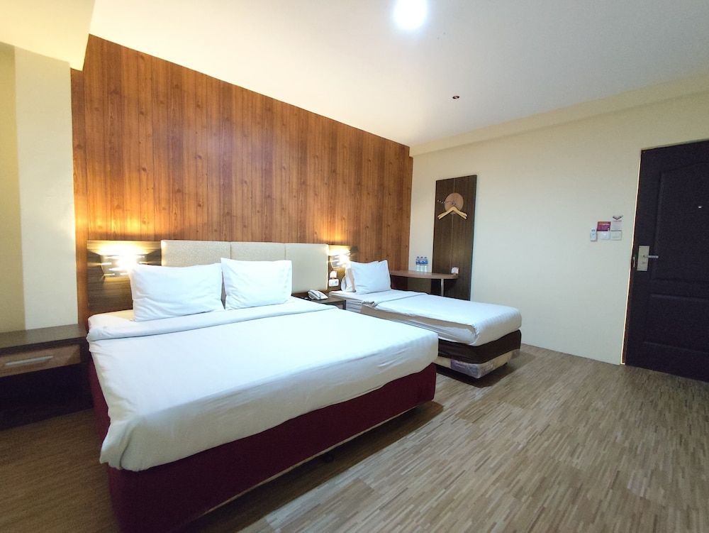 Pantes Hotel Semarang Family Triple Room, Multiple Bedrooms 2