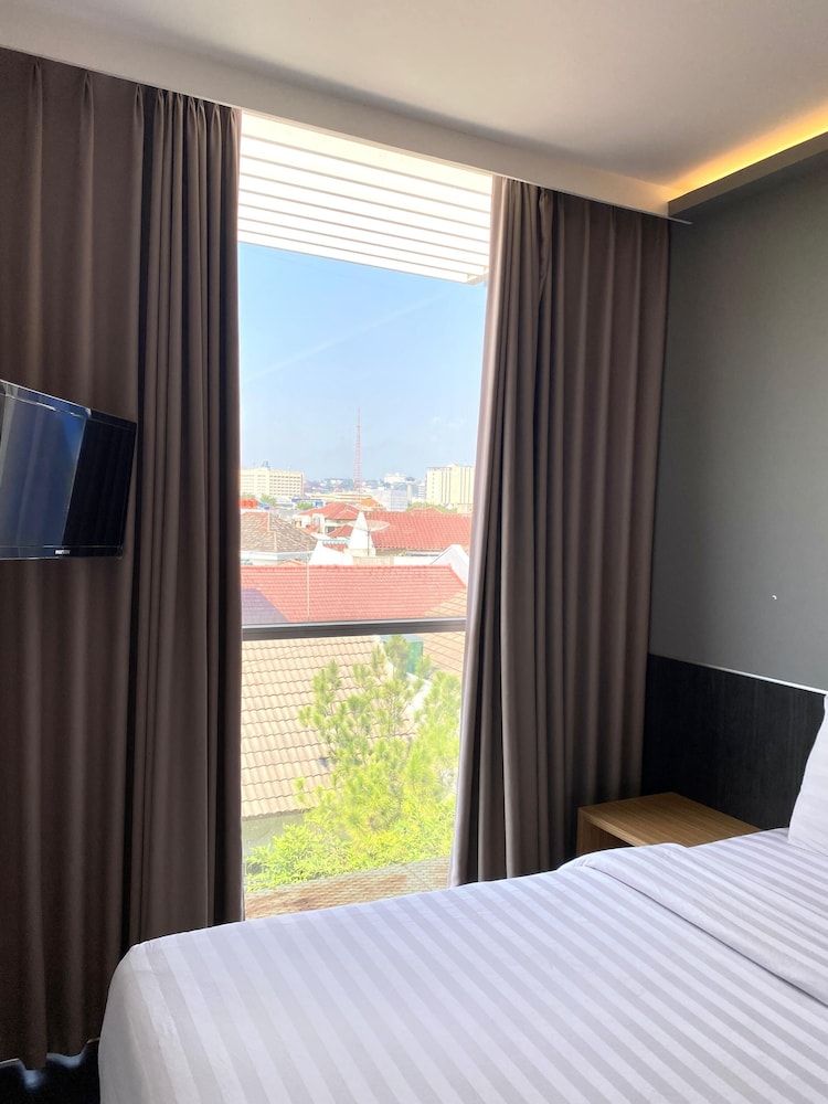 Pantes Hotel Simpang lima Semarang Deluxe Twin Room, 2 Bedrooms, City View 3
