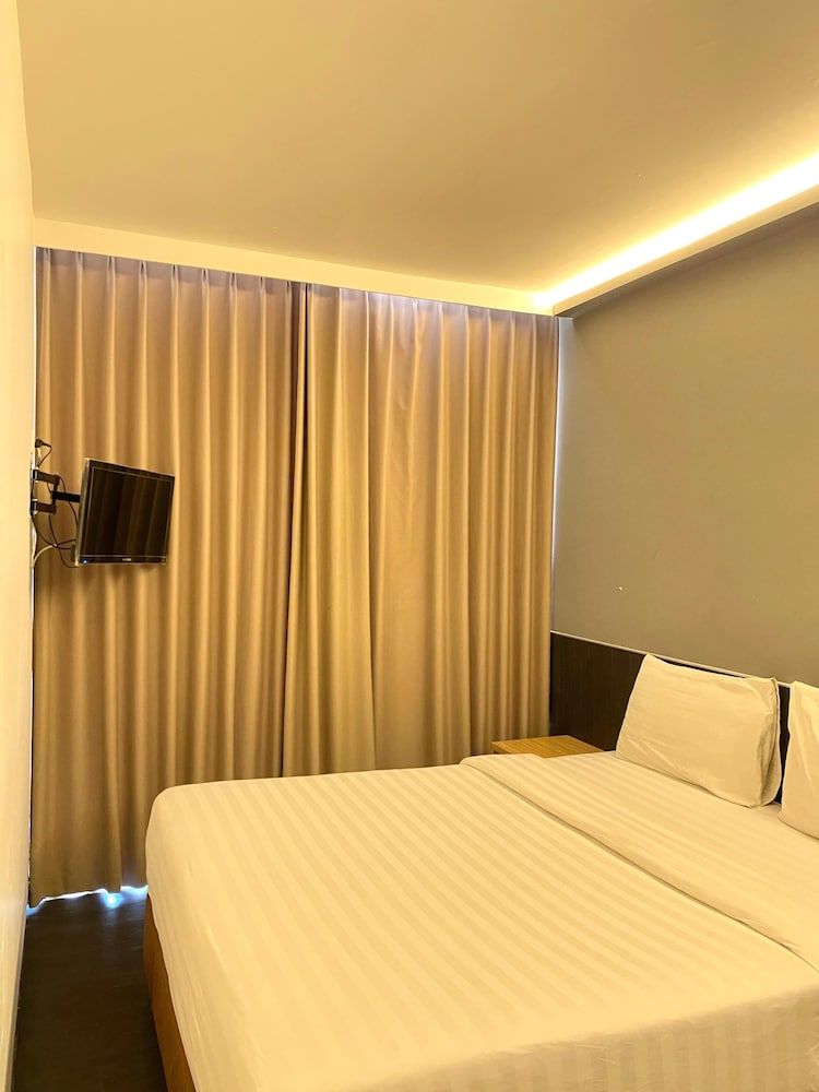 Pantes Hotel Simpang lima Semarang Deluxe Double Room, 1 King Bed, City View 8