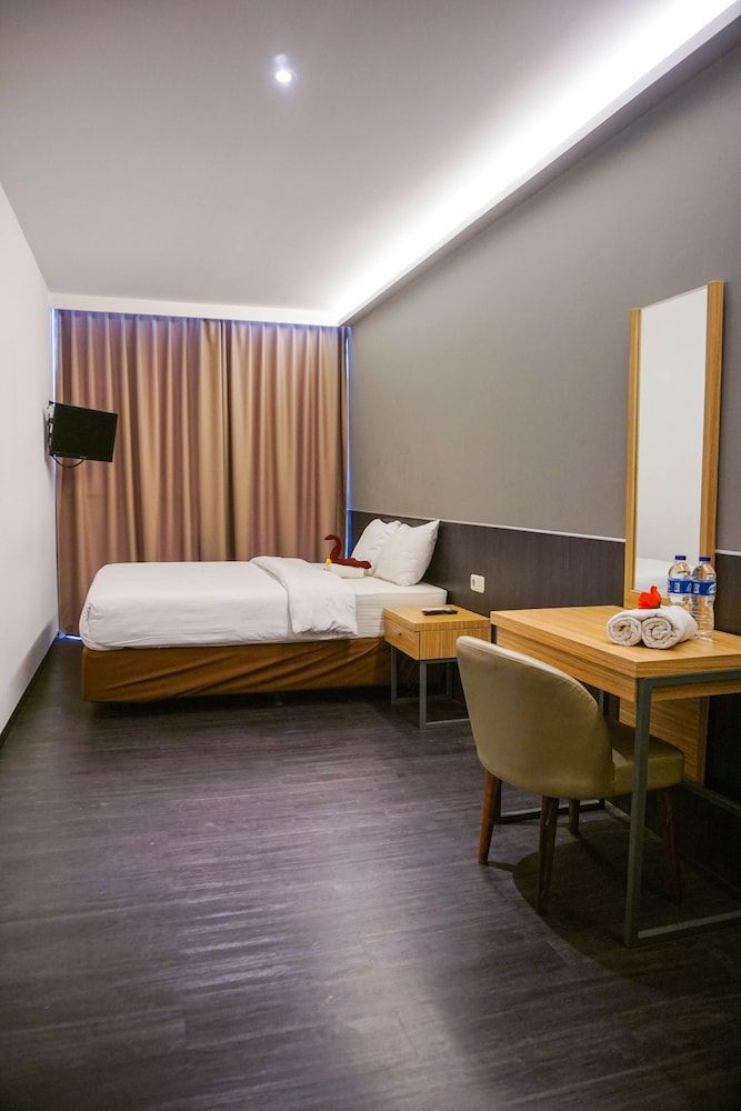 Pantes Hotel Simpang lima Semarang Deluxe Double Room, 1 King Bed, City View 2