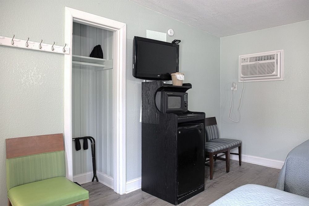 Colonial Inn Motel Standard Double Room, 2 Double Beds 2