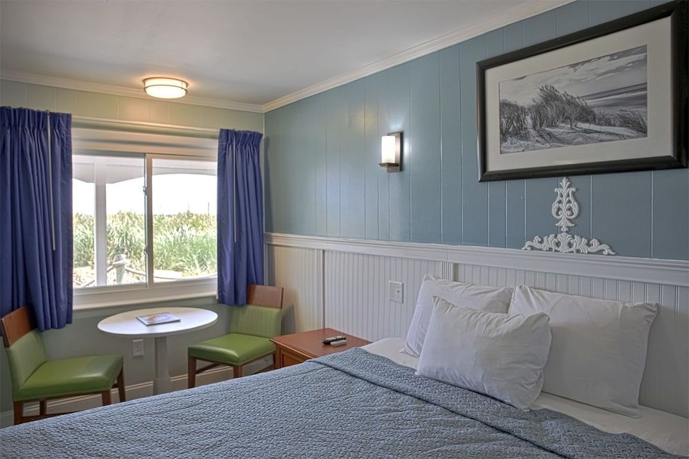 Colonial Inn Motel Oceanfront One King Bed Room