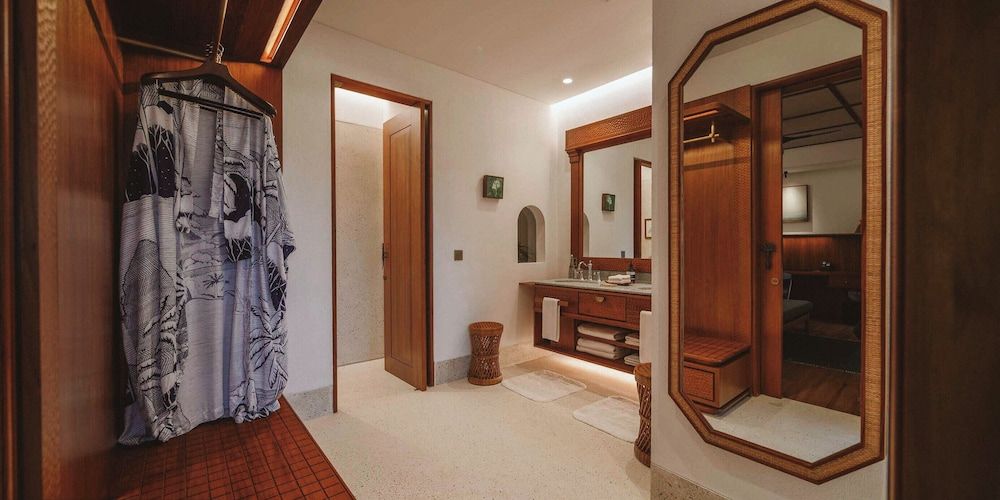 The Sayan House Elite Suite, 1 King Bed, Vision Accessible, Valley View 4