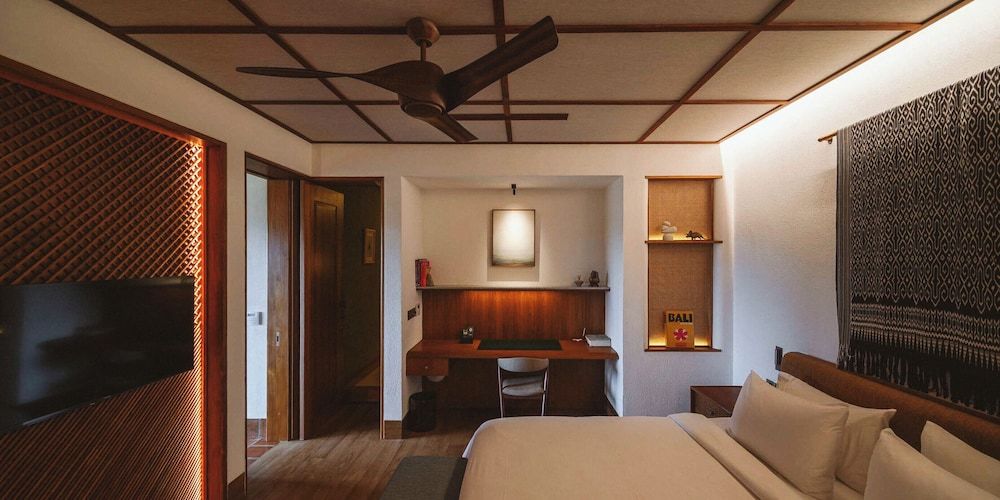 The Sayan House Elite Suite, 1 King Bed, Vision Accessible, Valley View 6