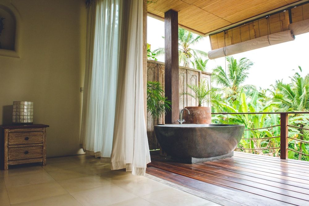 Deep Soaking Bathtub