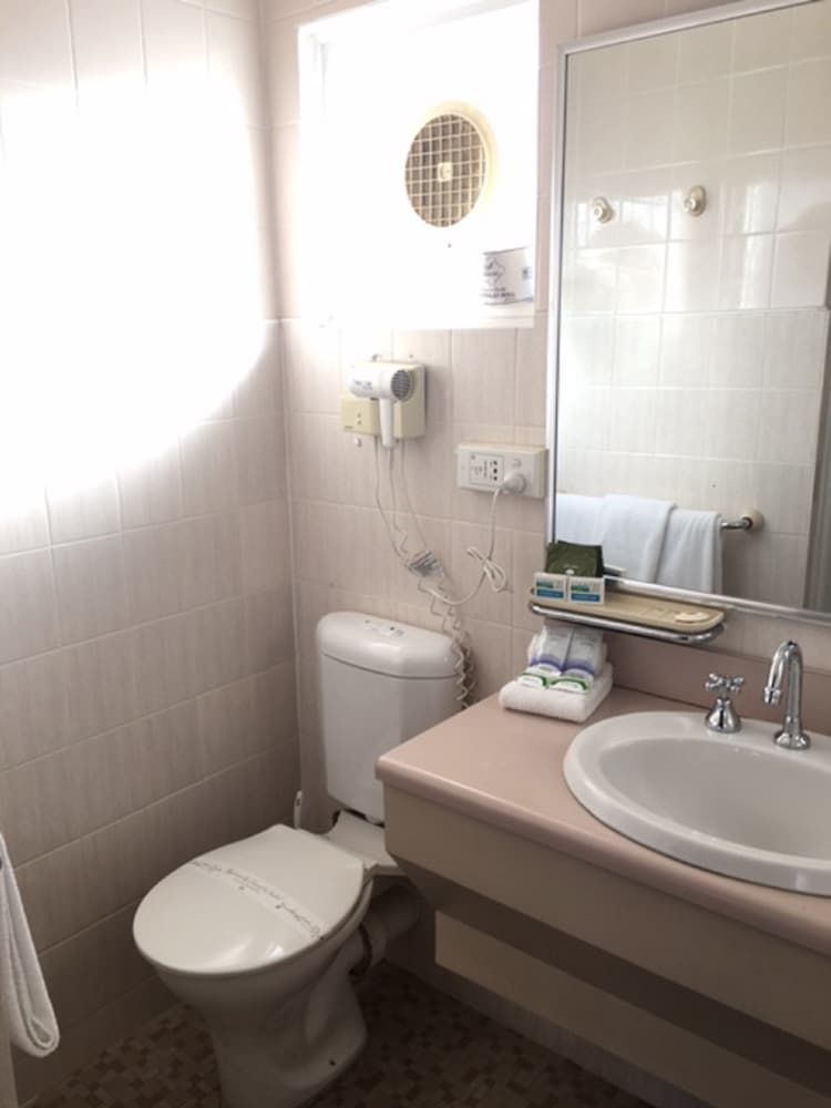 Cronulla Motor Inn Standard Queen Room 3