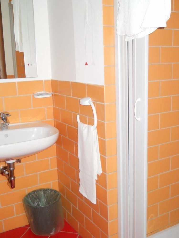 Olympus B&B Basic Double Room, 1 Large Twin Bed 4