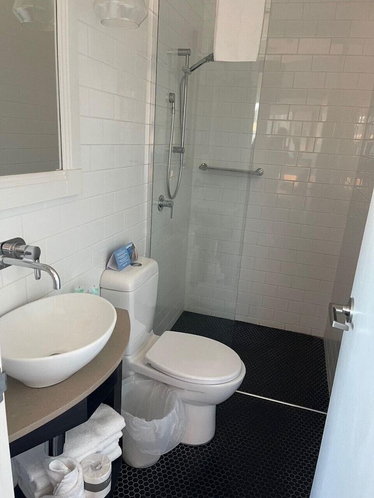 Seabreeze Hotel Deluxe Room, Balcony, Bay View 3