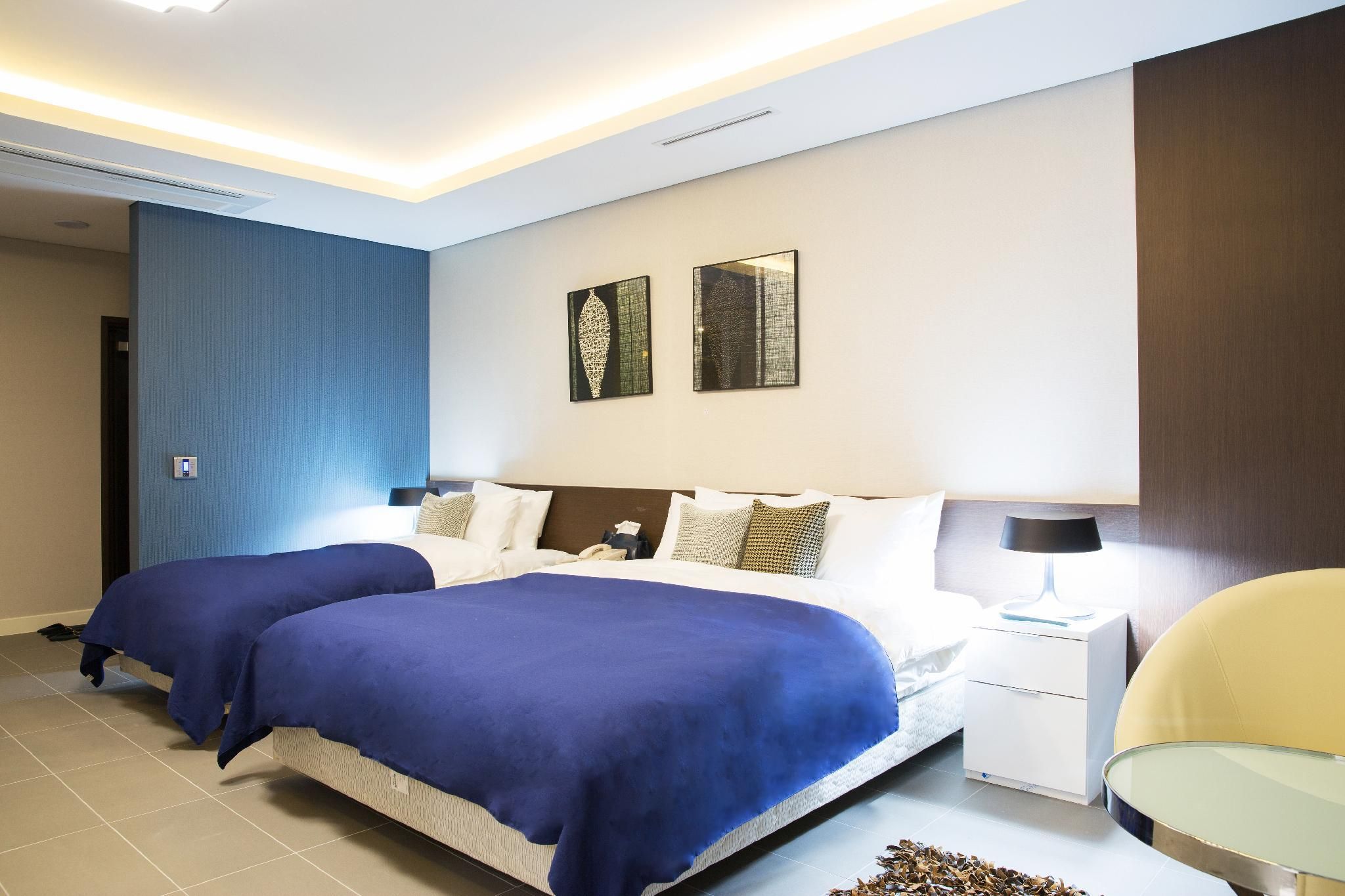 Premier Suite - Free Water Laundry or Dry Service Offered For 2 Nights Stay or More