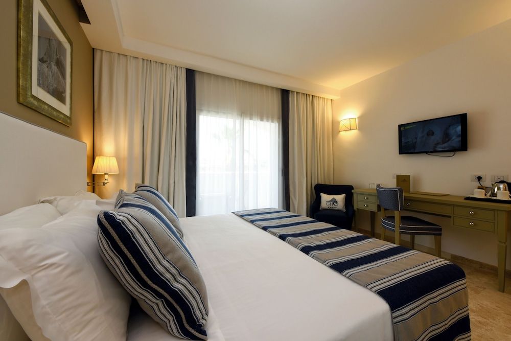Superior Room, 1 Queen Bed, Pool View