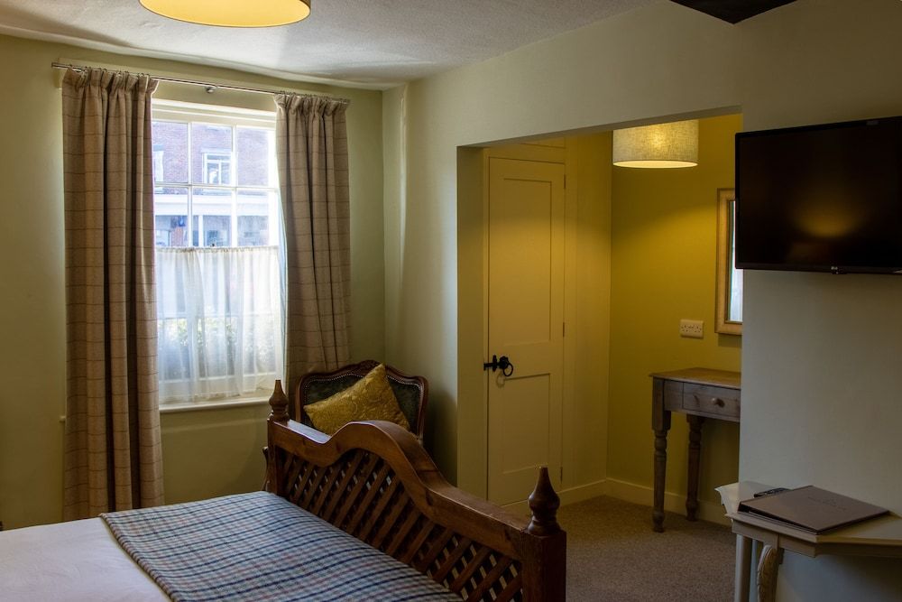 The Green Dragon Deluxe Double Room 8