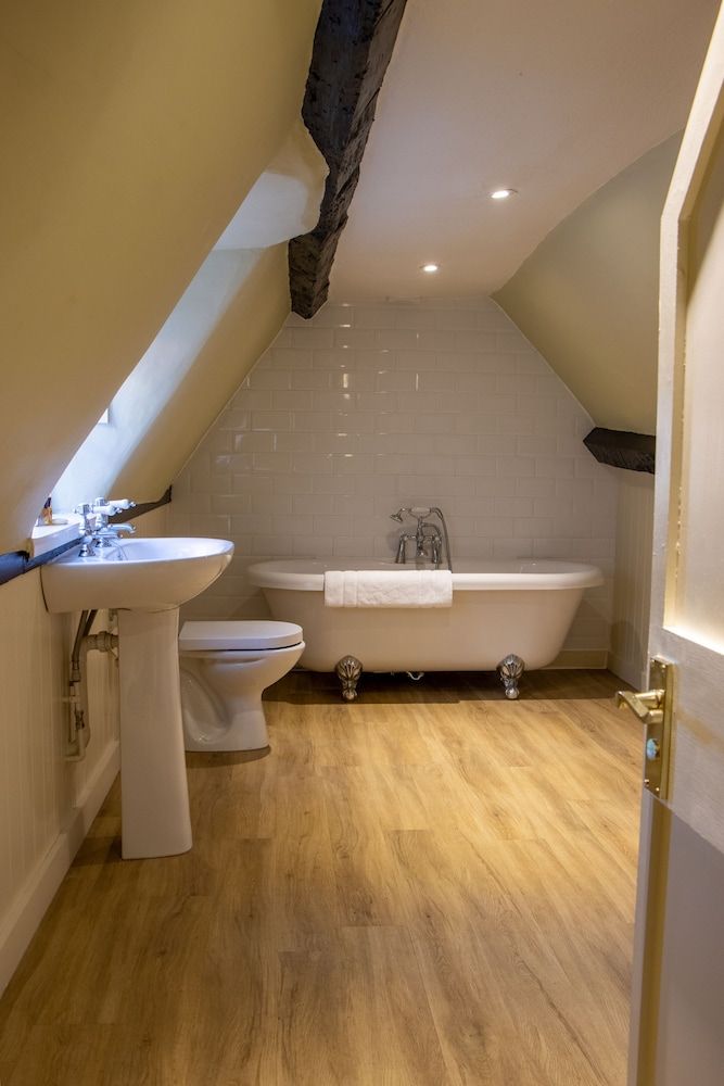 The Green Dragon Deluxe Double Room 5