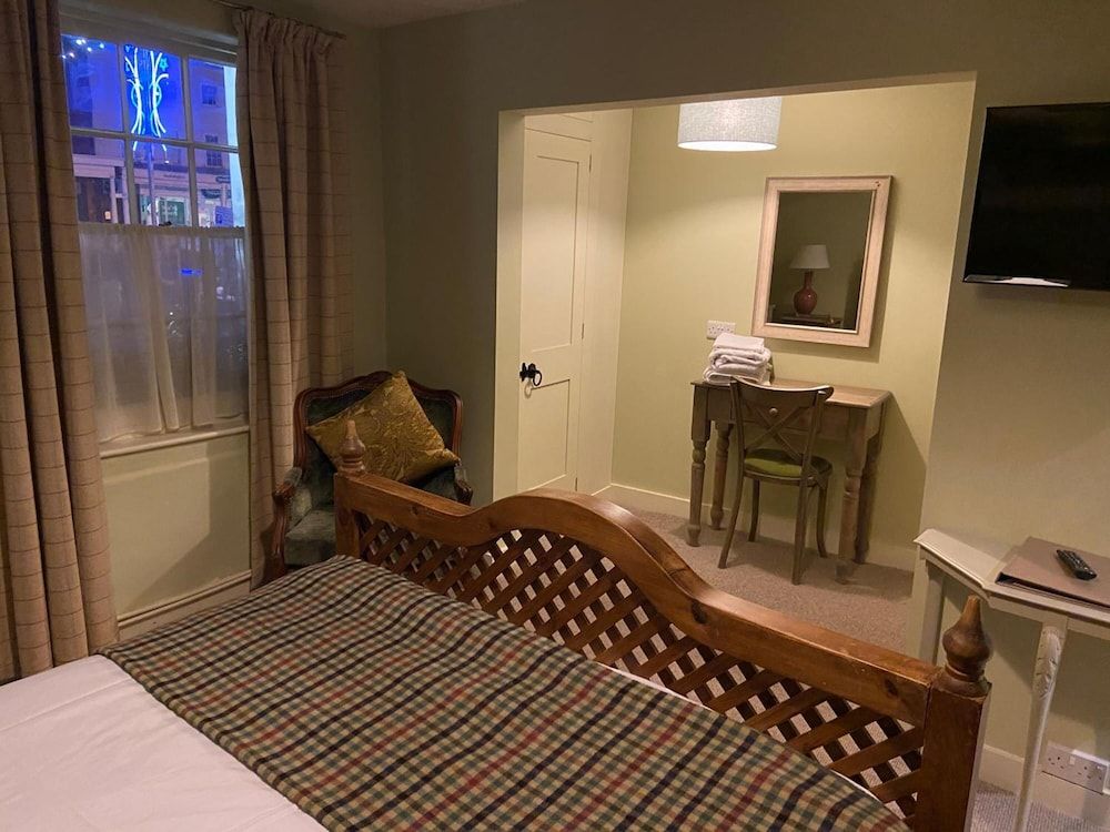 The Green Dragon Deluxe Double Room 9