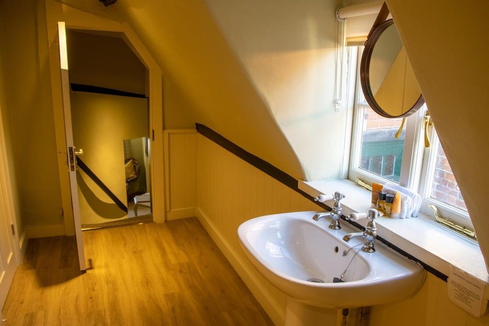 The Green Dragon Deluxe Double Room 6