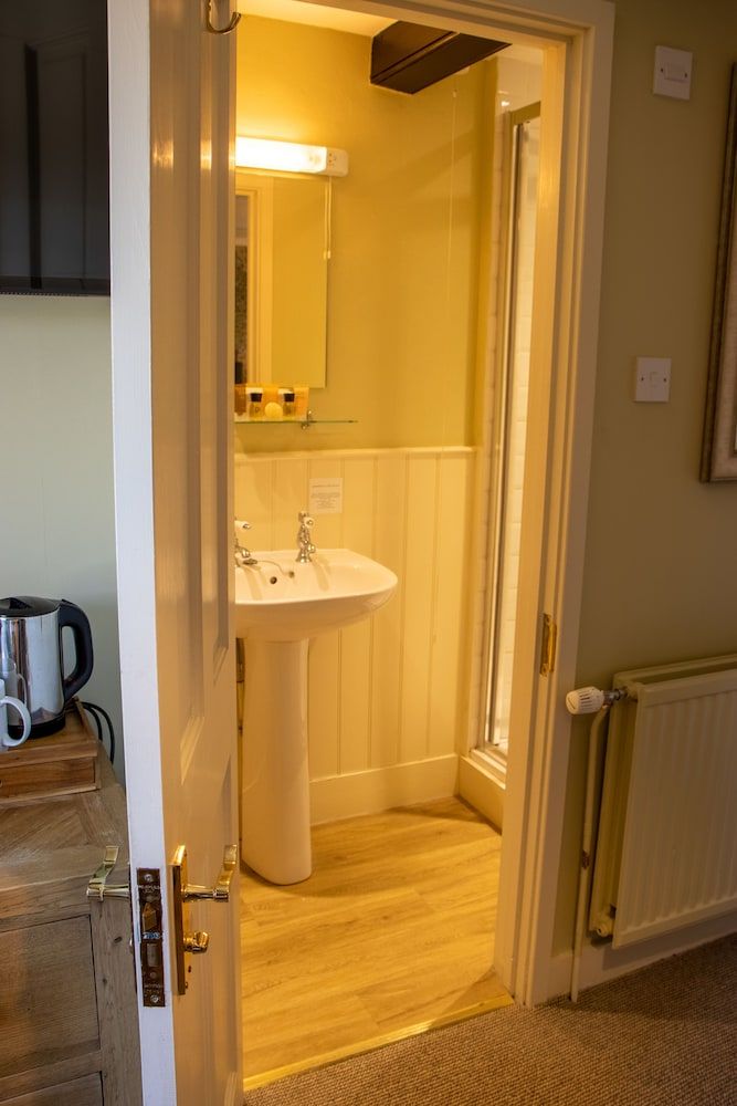 The Green Dragon Standard Twin Room 4