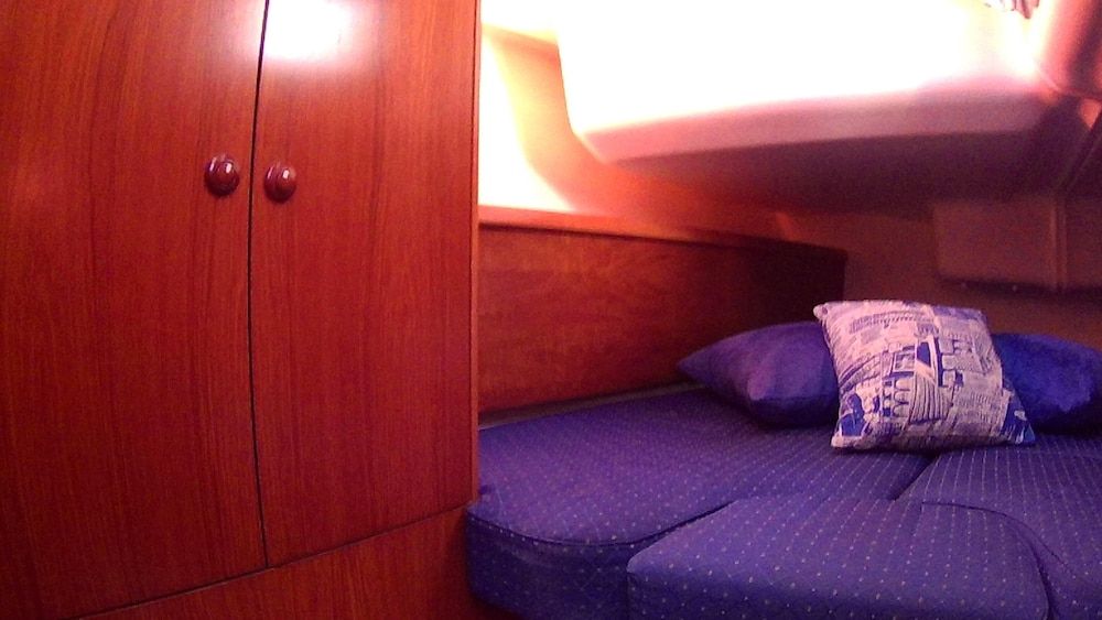 Basic Room, 1 Queen Bed, Shared Bathroom
